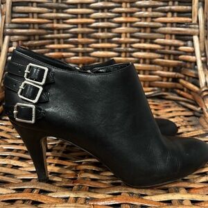 Vince Camuto VP-Velika Black Upper Leather ankle side zipper bootie 9.5